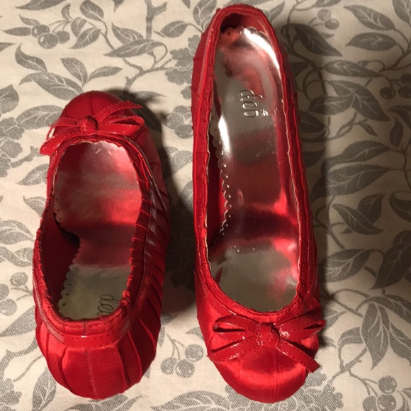 Super sexy Dots ruby red slippers size 6. Kitten heels - Picture 9 of 9